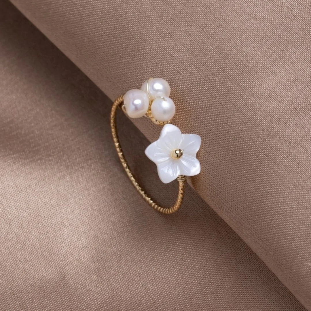 Anillo Flor Blanca con Perlas Ajustable