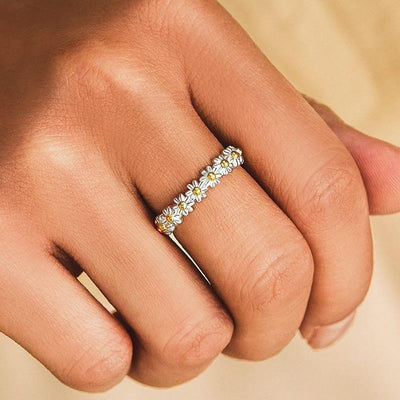 Anillo Ajustable Margaritas en Plata y Esmalte Pintado a Mano