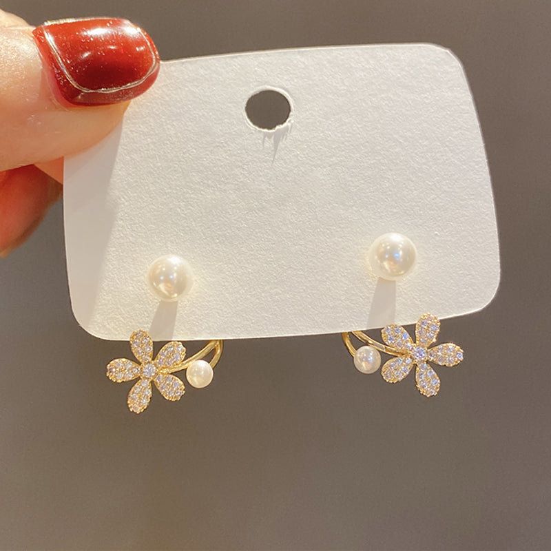 Aretes Florales con Circonitas y Perlas en Oro