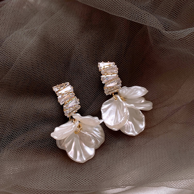 Elegantes Aretes de Pétalos de Oro Blanco