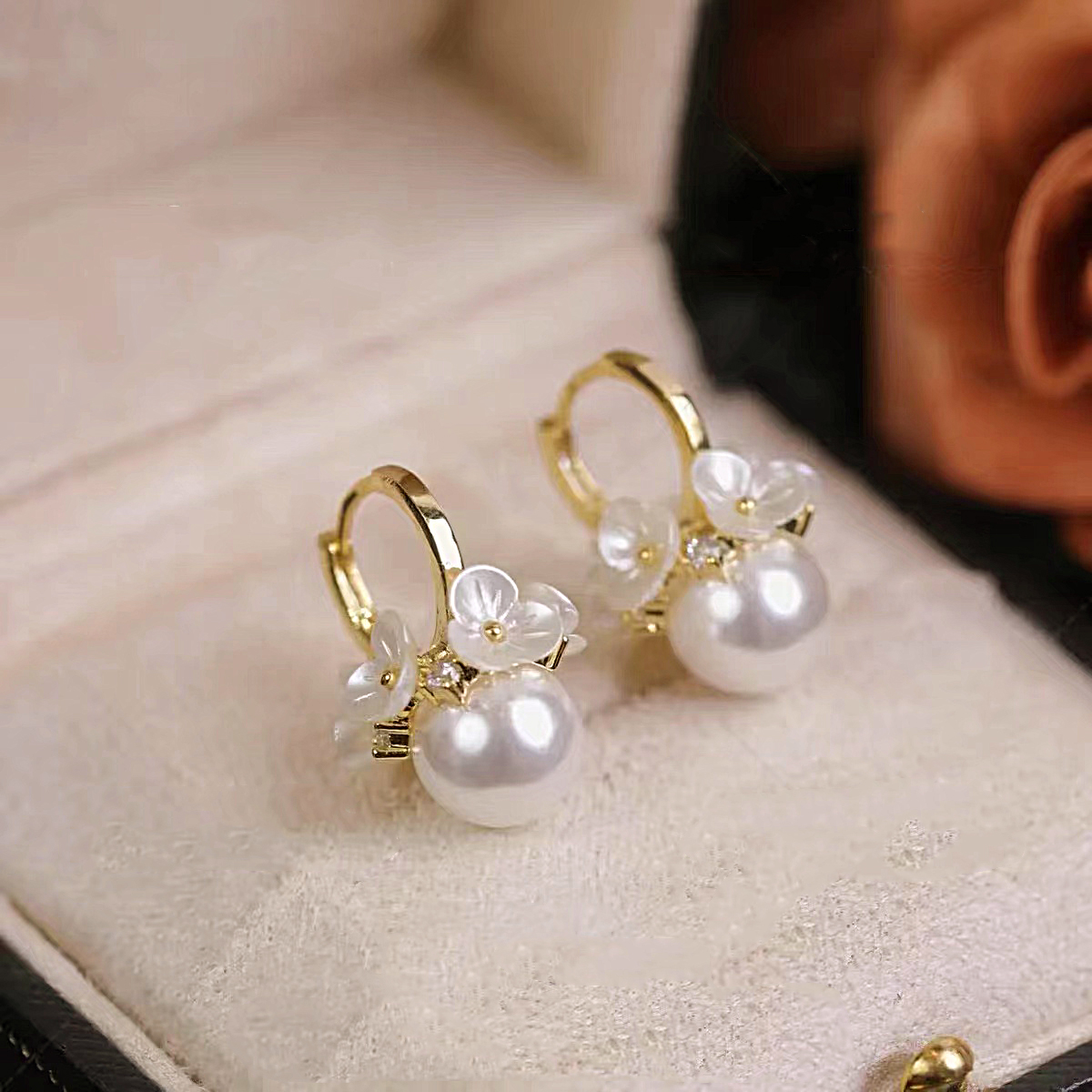 Elegantes Aretes de Perlas con Flores