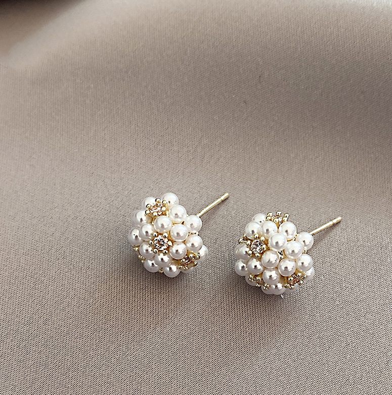 Pequeños y Elegantes Aretes de Perlas