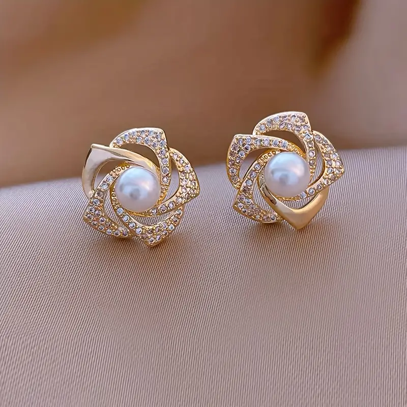 Elegantes Aretes de Perlas en Espiral Brillantes