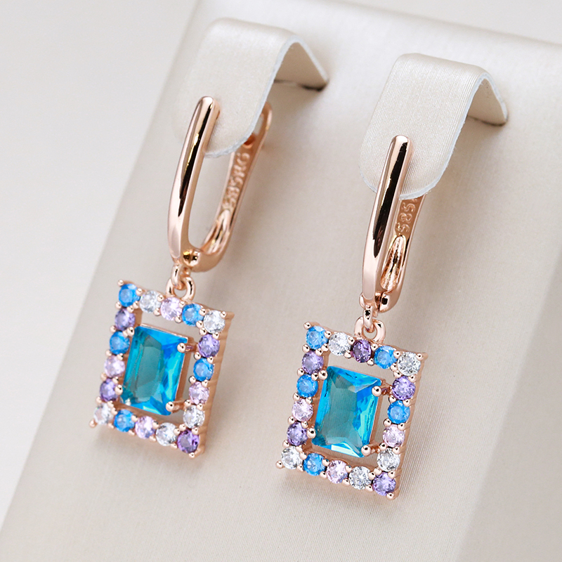 Elegantes Aretes de Oro con Cristal Cúbico Azul